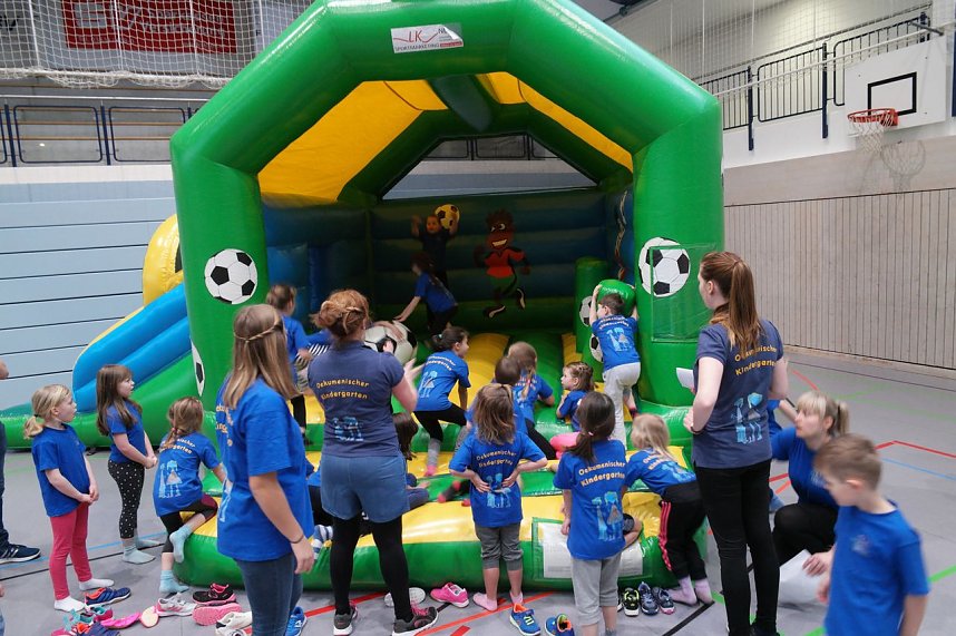 Die J&uuml;ngsten testeten Fitness und Geschicklichkeit