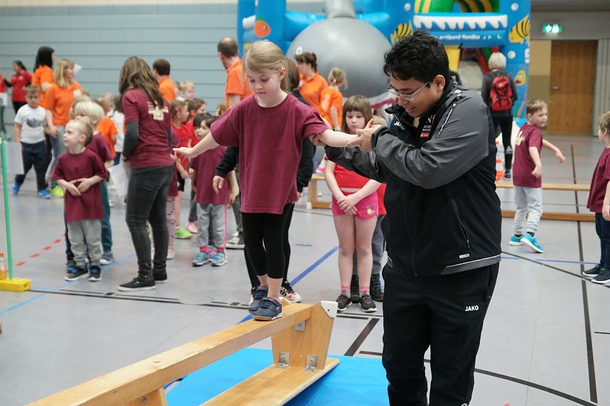 Die J&uuml;ngsten testeten Fitness und Geschicklichkeit