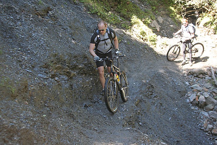 Mike und Ren&eacute; beim Schieben.