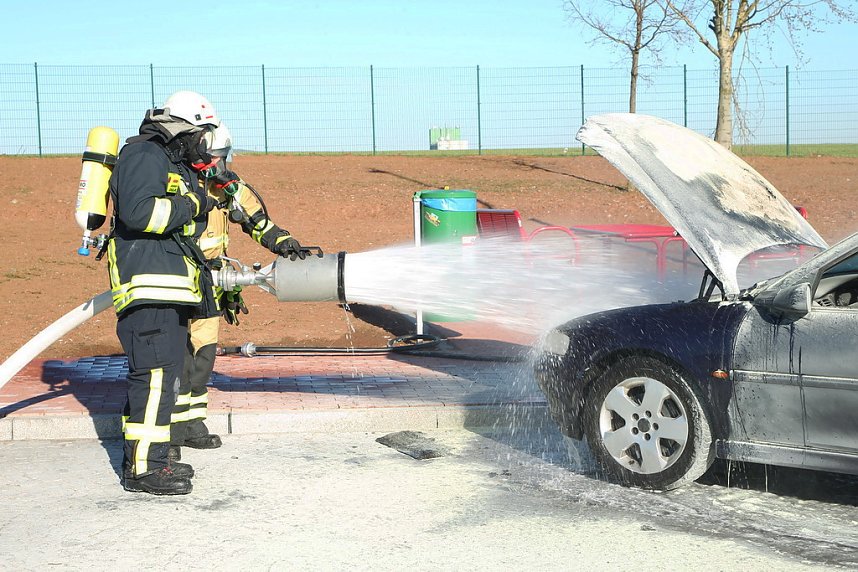 Auto brannte auf Rastplatz aus