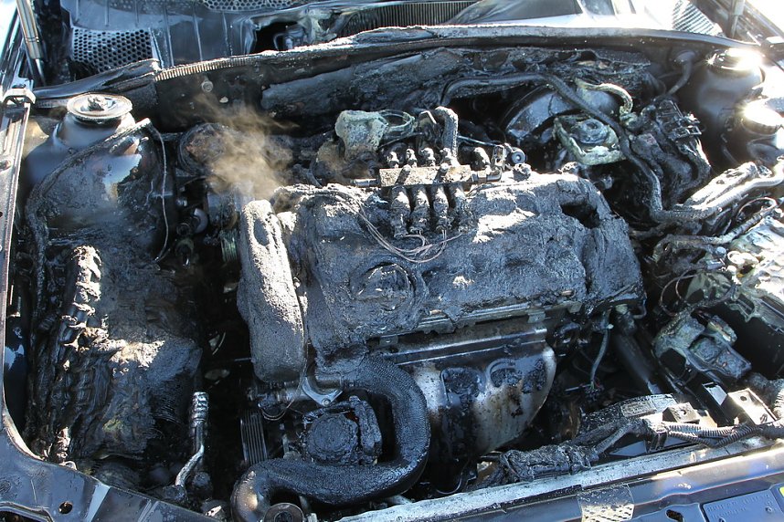 Auto brannte auf Rastplatz aus