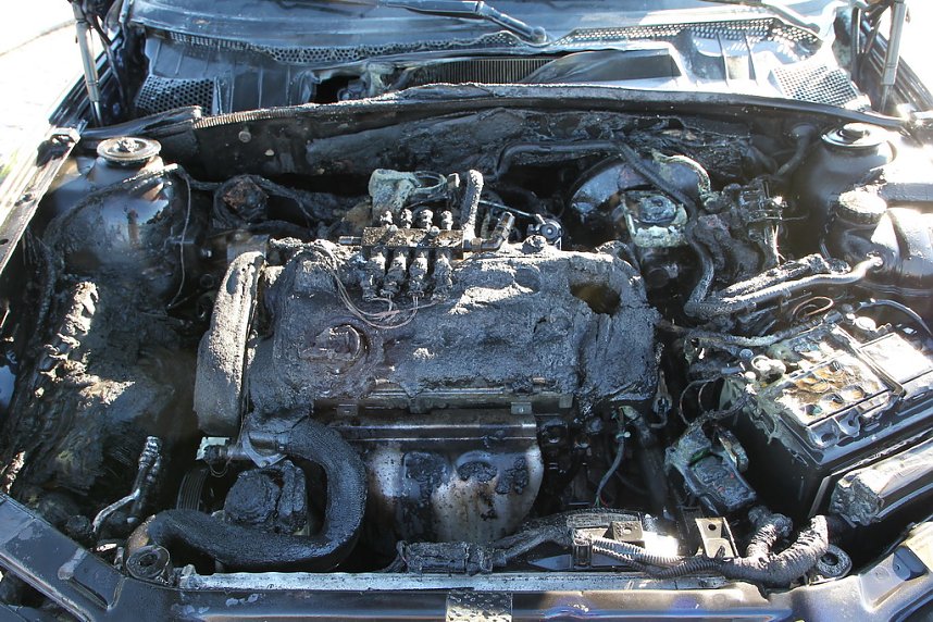 Auto brannte auf Rastplatz aus