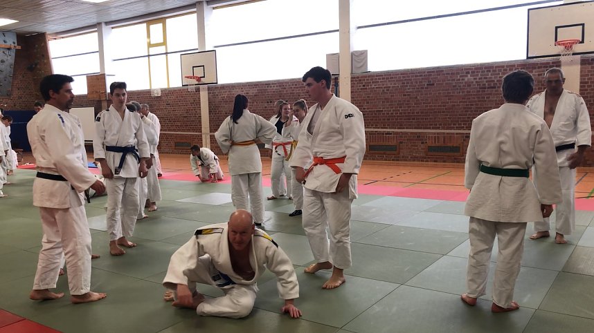 Sechs Judokas beim Kata-Seminar