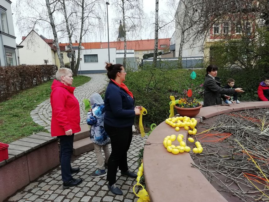 Flei&szlig;ig geschm&uuml;ckt - der Meerpferdbrunnen ist bereit f&uuml;r das Brunnenfest