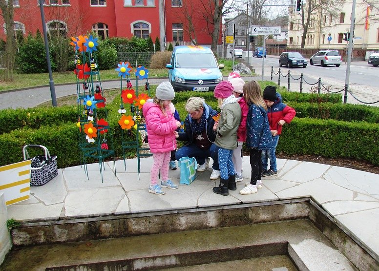 Knirpse aus Ost bereiten Brunnenfest vor