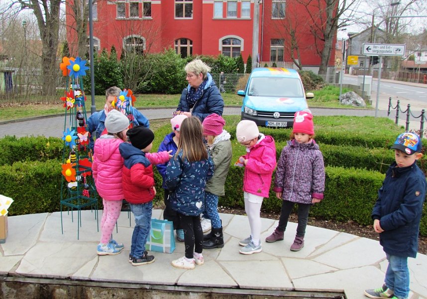 Knirpse aus Ost bereiten Brunnenfest vor