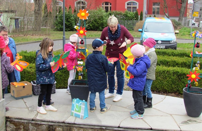 Knirpse aus Ost bereiten Brunnenfest vor