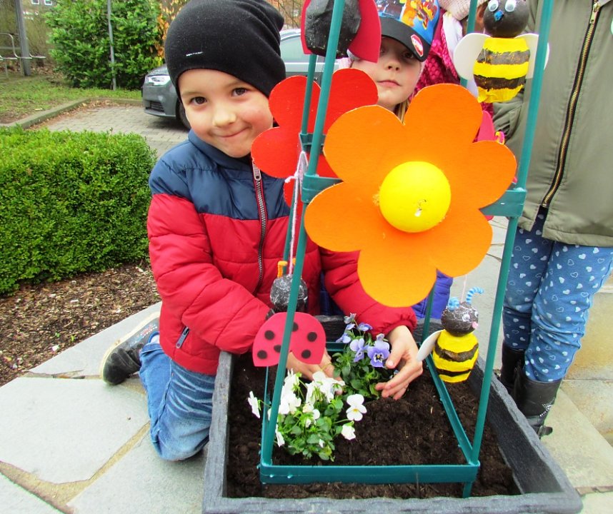 Knirpse aus Ost bereiten Brunnenfest vor