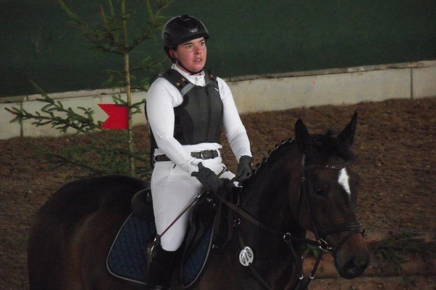 Hoch zu Ross &uuml;ber viele Hindernisse durch die Halle