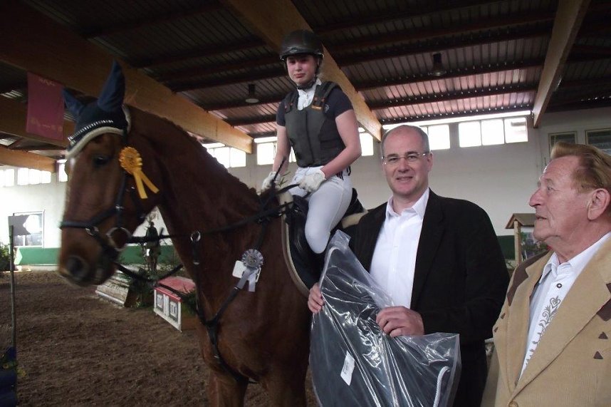 Hoch zu Ross &uuml;ber viele Hindernisse durch die Halle