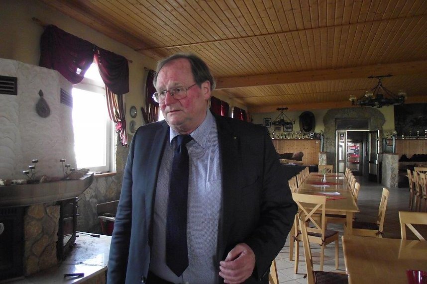 Hoch zu Ross &uuml;ber viele Hindernisse durch die Halle