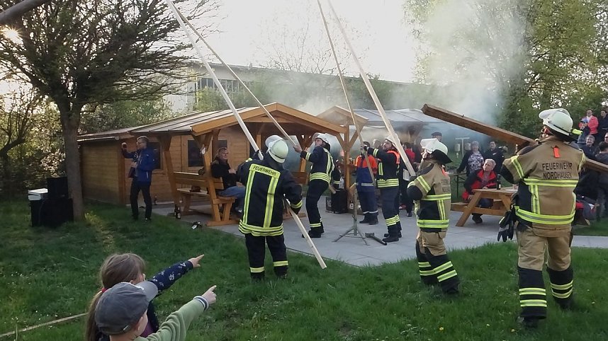 Maibaum in Herreden gesetzt