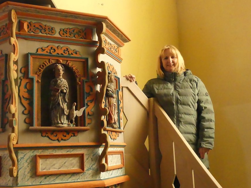 Christina Mitzlaff, die Vorsitzende des Gemeindekirchenrates auf  der Kanzeltreppe
