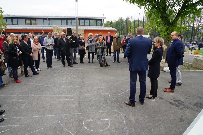 Der neue Sportplatz an der Ellricher Regelschule wurde heute eingeweiht. 