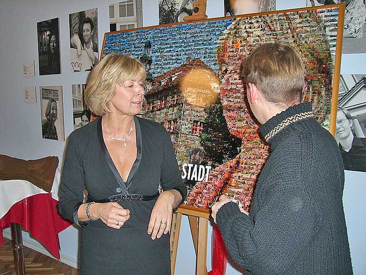 Volker Georg Franke (wirsinds) erl&auml;utert Barbara Rinke die Entstehung des Puzzles