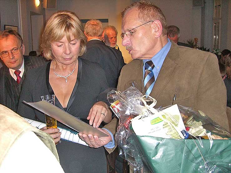 J&uuml;rgen Hohberg erinnerte Barbara Rinke an ihr Hobby: Kochen