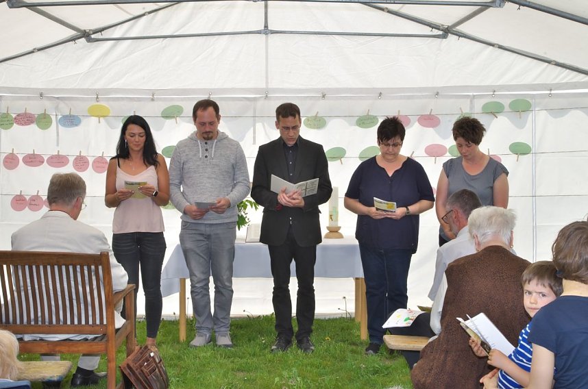 Pfarrer Gregor Heimrich mit Mitarbeitern und Ehrenamtlichen aus dem Hospiz beim F&uuml;rbittengebet