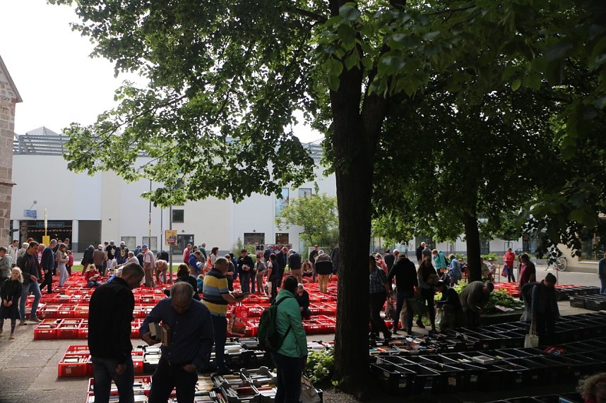 Kila-B&uuml;cherflohmarkt auf dem Blasii-Kirchplatz