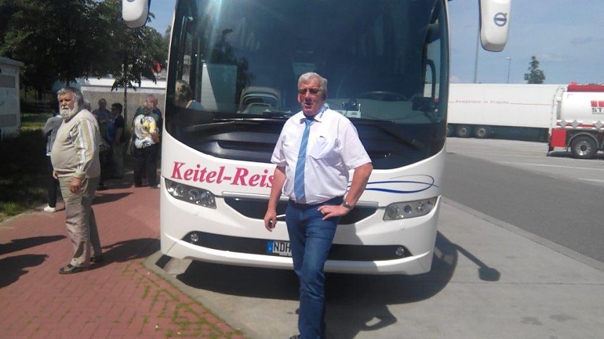 Jochen Keitel vom gleichnamigen Unternehmen kutschierte die Reisegruppe durch Schleswig Holstein. Wilfried Br&uuml;cken, der als Reiseleiter unterwegs fungierte und als solcher viel erlebte, sah in Keitel den sichersten und umsichtigsten Busfahrer, den er bisher je erlebte.