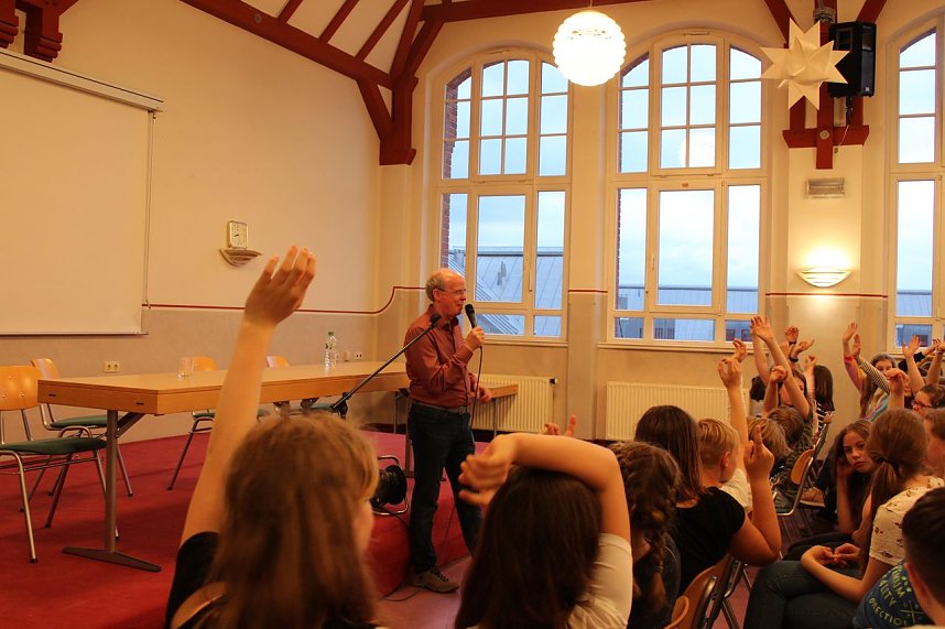 Gro&szlig;es Interesse herrschte auch noch w&auml;hrend der Abschlussaktion in der Aula, bei der Dietrich Rose zum Welttag des Buches eine Lekt&uuml;re vorstellte