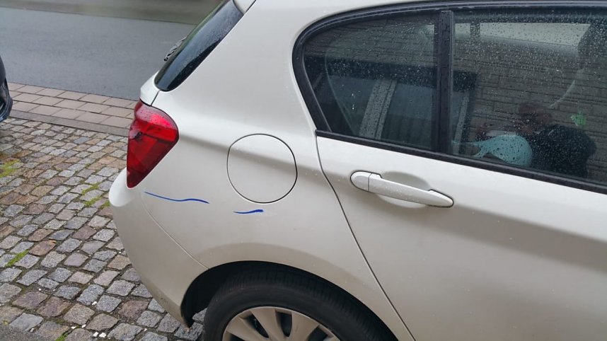 Autos beschmiert