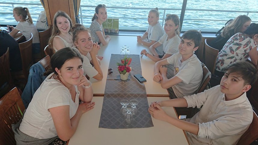 Die Gruppe auf der Schifffahrt mit Teilnehmern aus Gro&szlig;burgwedel