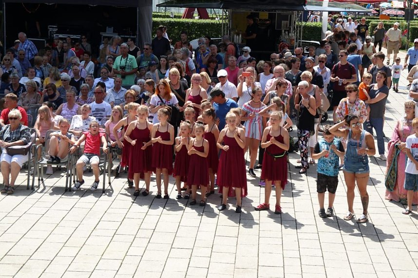 We love to entertain you