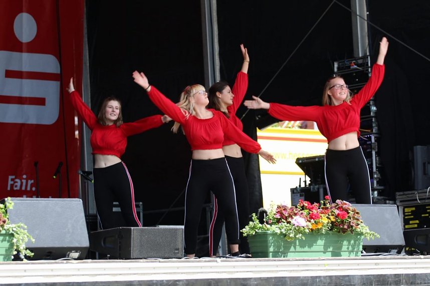 We love to entertain you