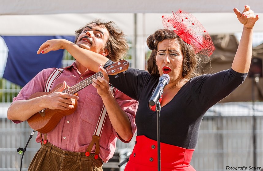 Zum Zirkus-Picknick am Zelt gibt es nat&uuml;rlich auch  k&uuml;nstlerische Unterst&uuml;tzung