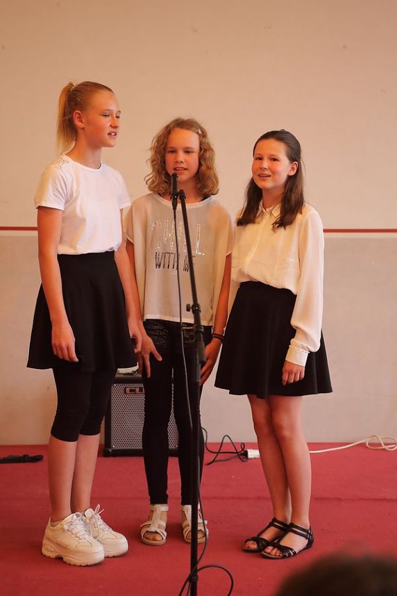 Maja Uebner, Louisa C. Keitz und Raja Uebner pr&auml;sentierten ihren Cupsong