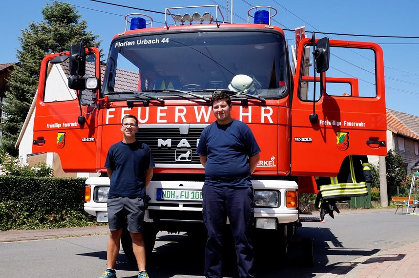 Niclas Kreske (15) und Michel Zimmermann (16) engagieren sich in der Jugendfeuerwehr