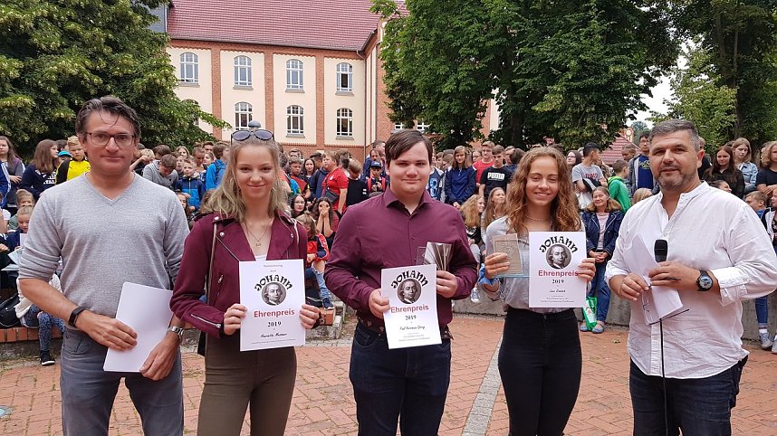 Lara Ermisch aus der Klasse 10 und Paul H. G&ouml;ring, Klasse 9, freuen sich &uuml;ber den Johann