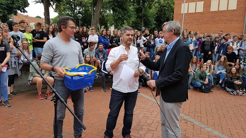 Schulleiter Wilhelm K&ouml;nig &uuml;bergibt das Mikrofon an Lutz Kaufmann, dem Vorsitzenden des F&ouml;rdervereins
