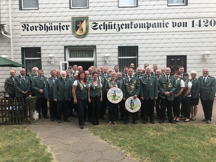 Spannende Wettk&auml;mpfe mit Gewehr und Bogen