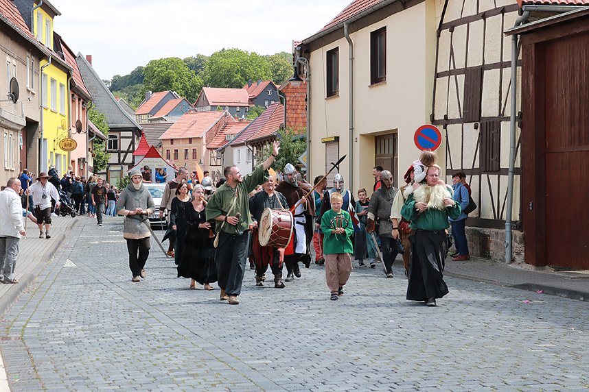 Gro&szlig;er Festumzug in Auleben
