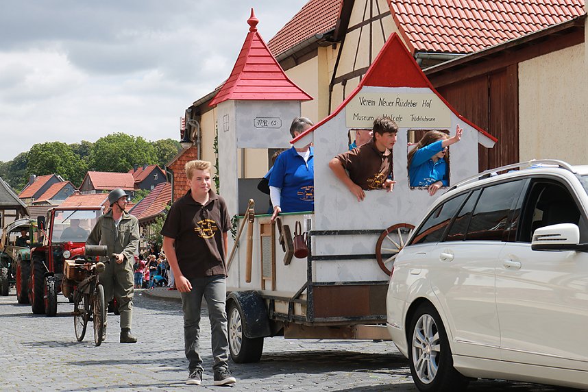 Gro&szlig;er Festumzug in Auleben