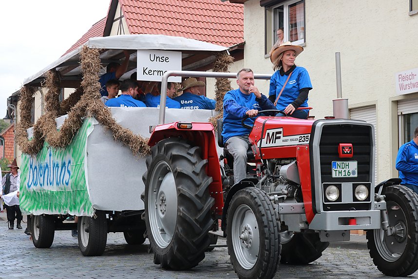 Gro&szlig;er Festumzug in Auleben