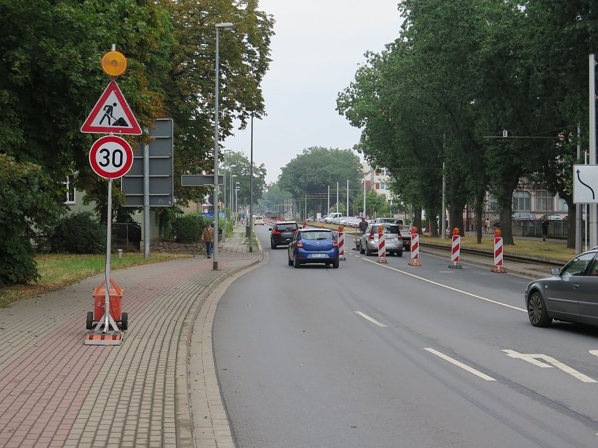 Ab Volkshochschule ist die Stra&szlig;e bis zur Zille-Stra&szlig;e nur halbseitig befahrbar.