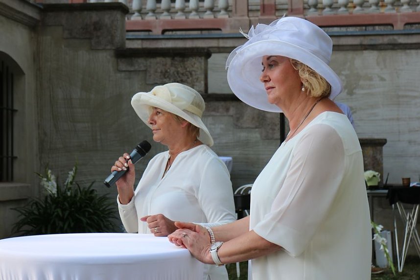 Diner en blanc im Park Hohenrode