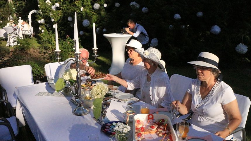 Diner en blanc im Park Hohenrode