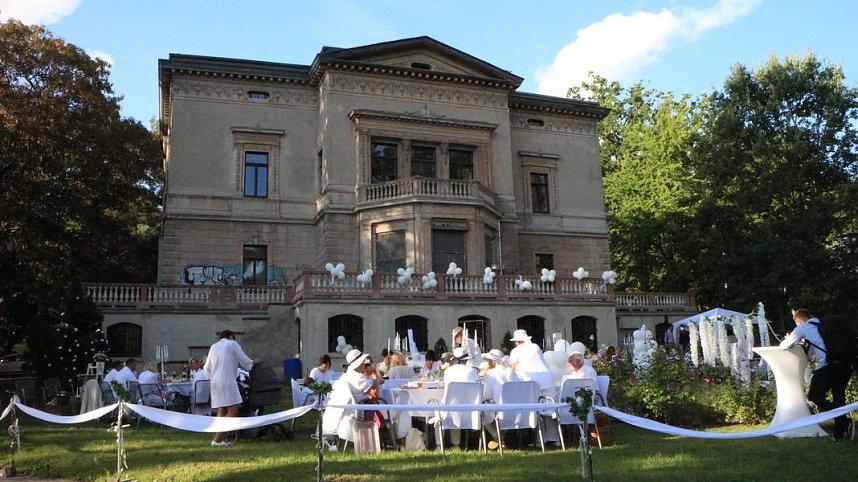 Diner en blanc im Park Hohenrode
