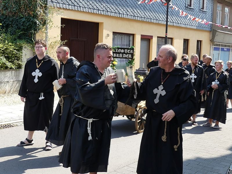Gro&szlig;er Umzug zum Ellricher Sch&uuml;tzenfest