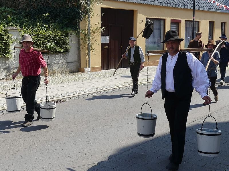 Gro&szlig;er Umzug zum Ellricher Sch&uuml;tzenfest