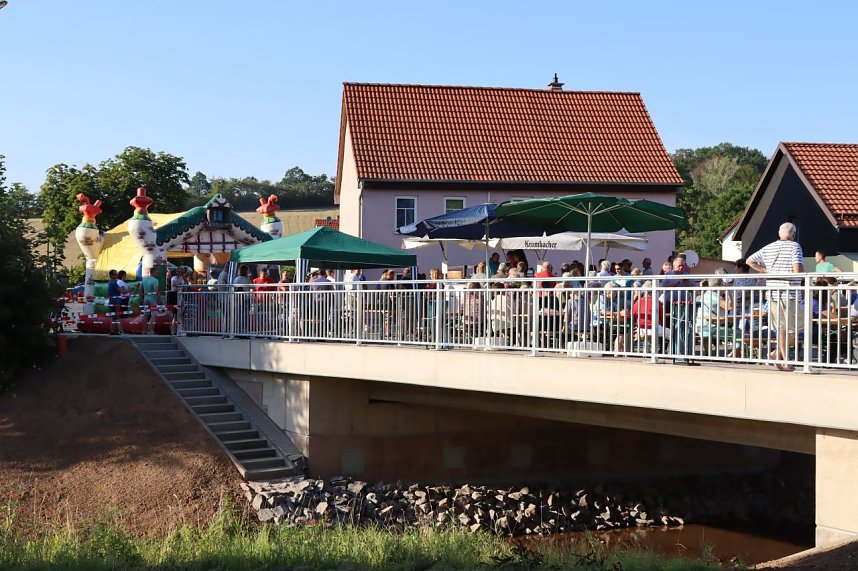 Br&uuml;cke &uuml;ber die Helme eingeweiht