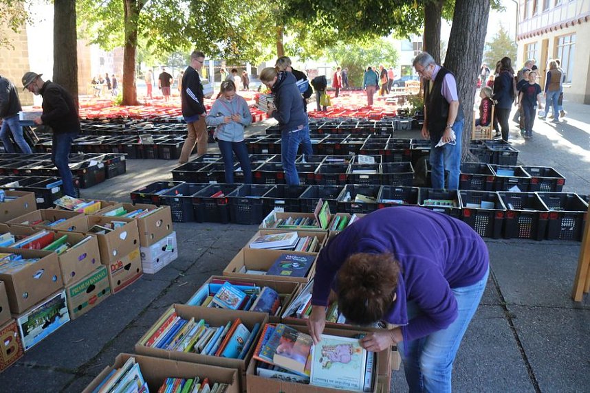 Gro&szlig;er B&uuml;cher-Rettungs-Flohmarkt auf dem Blasiikirchplatz