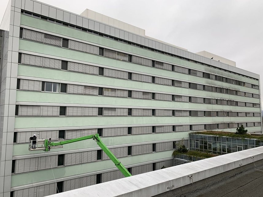 Fassadenreinigung am S&uuml;dharz-Klinikum