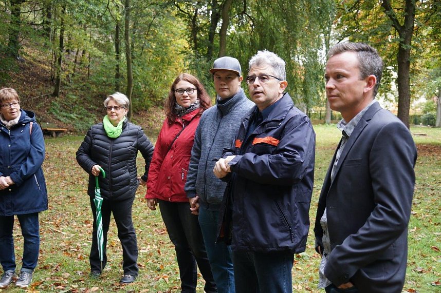 Neue Br&uuml;cke und Baum des Jahres im L&ouml;nspark. 