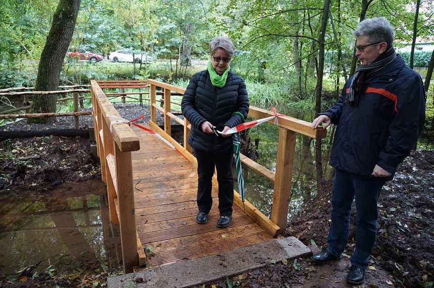Neue Br&uuml;cke und Baum des Jahres im L&ouml;nspark. 