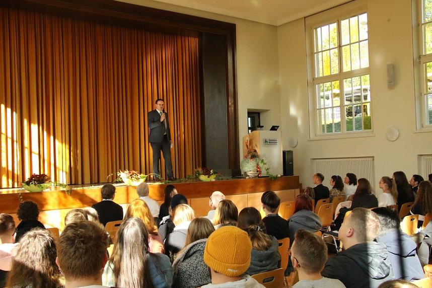 Neue Studierende begr&uuml;&szlig;t