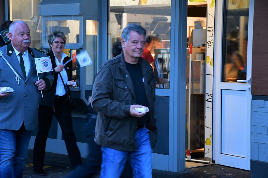 Mit der Kapelle durch den Mc-Drive